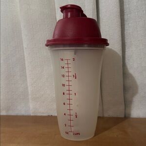 Tupperware Quick Shake shaker mixer bottle 16 oz.